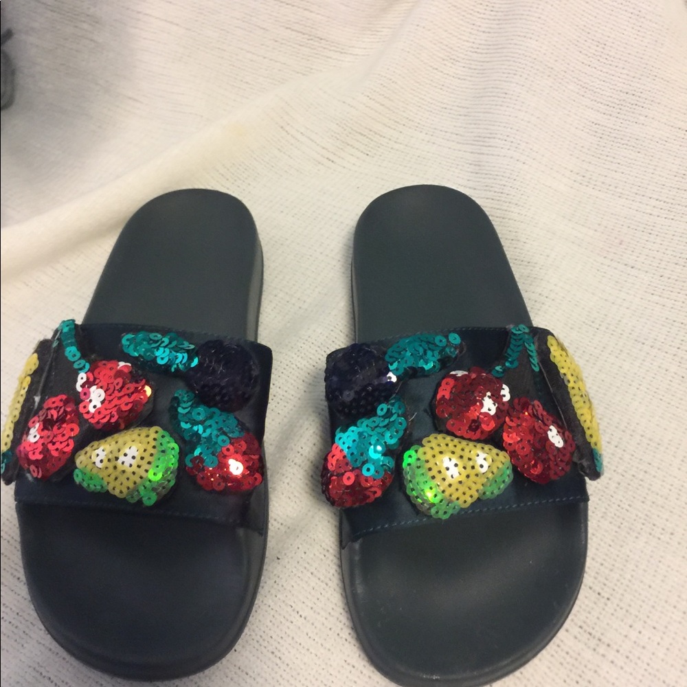 Zara slides